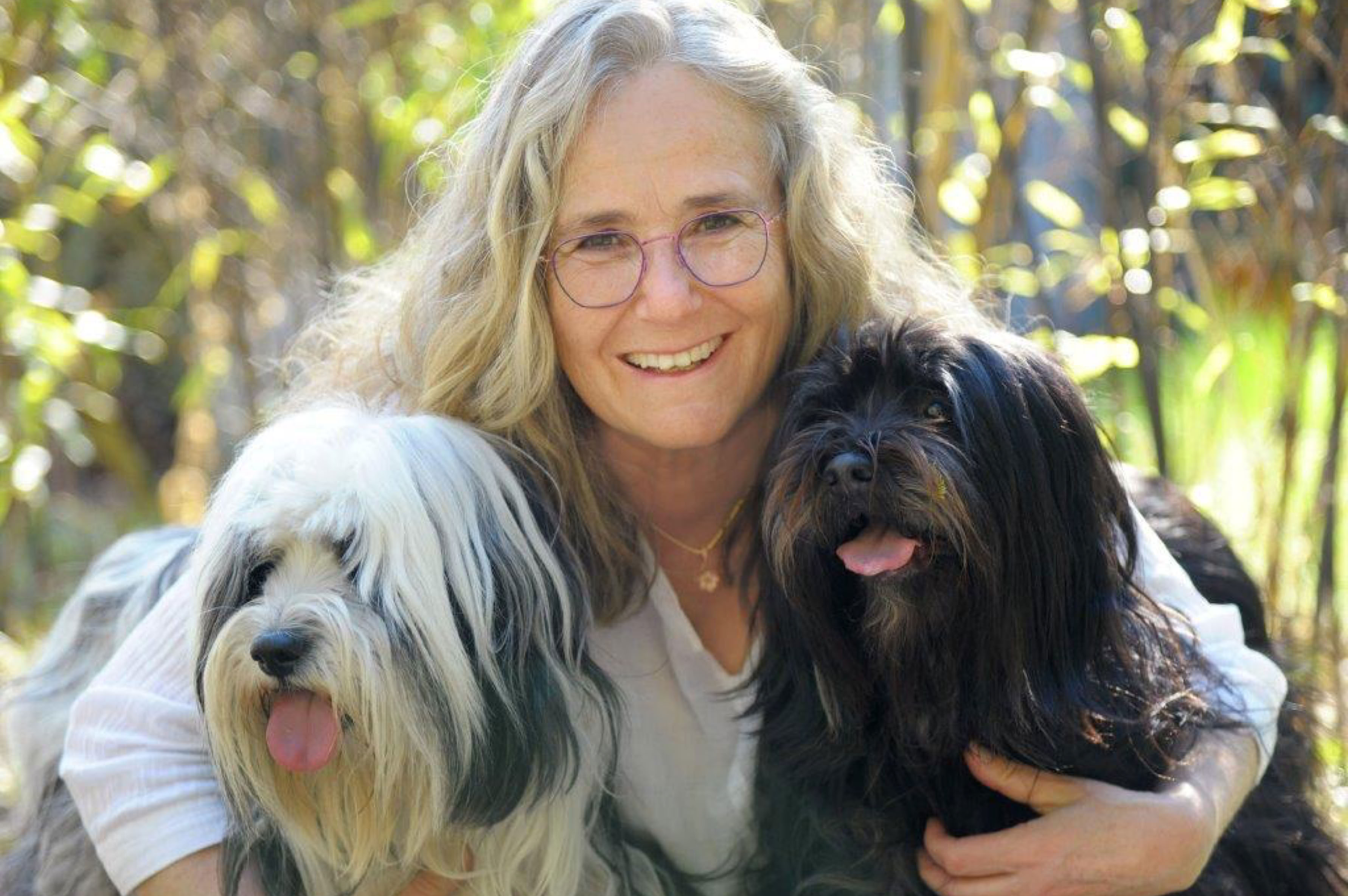 Doktor Marion Müller mit ihren beiden Hunden