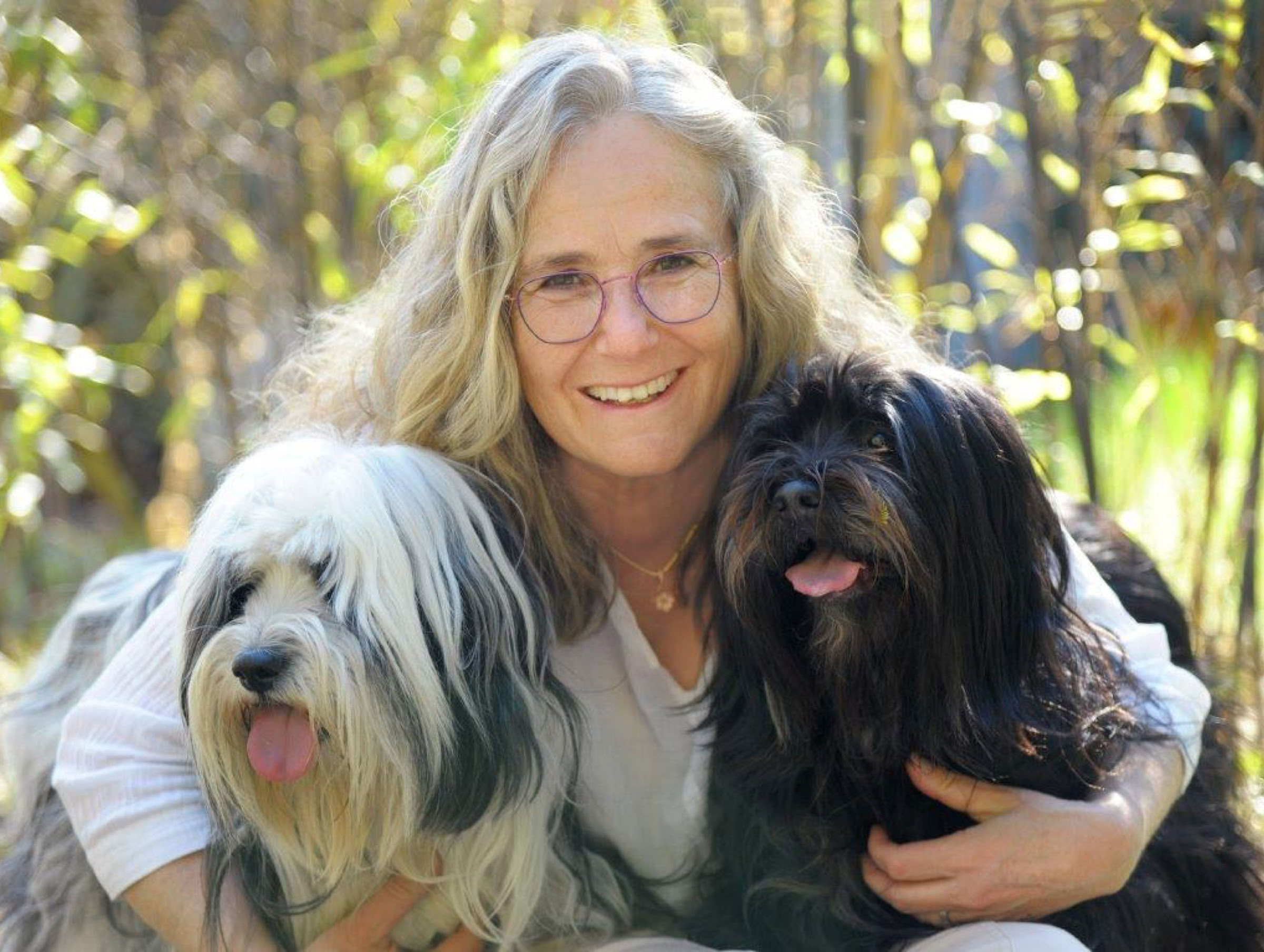 Doktor Marion Müller mit ihren beiden Hunden